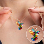 Charger l'image dans la galerie, Éloria™ | Collier Colibri Arc-en-Ciel + Boucles d’oreilles assorties offertes