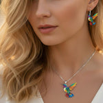 Charger l&#39;image dans la galerie, Éloria™ | Collier Colibri Arc-en-Ciel + Boucles d’oreilles assorties offertes
