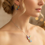 Charger l&#39;image dans la galerie, Éloria™ | Collier Colibri Arc-en-Ciel + Boucles d’oreilles assorties offertes

