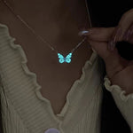 Charger l'image dans la galerie, Collier papillon lumineux porté de nuit
