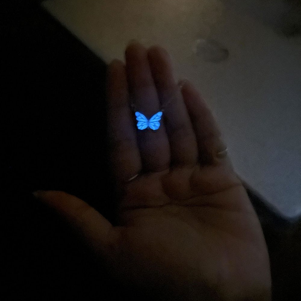 Papillon lumineux dans la paume